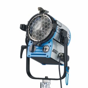 ARRI True Blue T2, MAN. 2000W, 4-Leaf Barndoor, Filterframe, inline switch, 3m cable, 28mm spigot, Blue/Silver,schuko